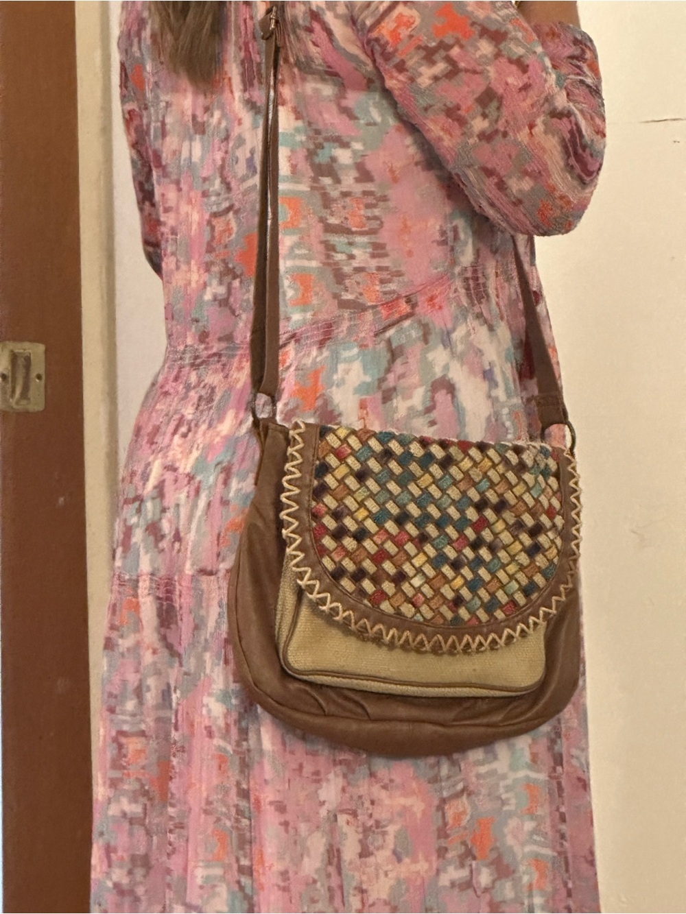Woven Flap Crossbody Bag in Brown and Multicolor
Good conditions, multi use!